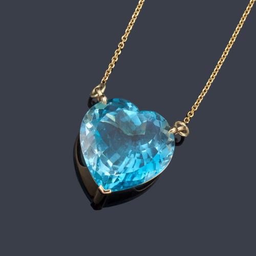  Colgante con topacio talla corazón de aprox. 22,15 ct en montura y cadena de oro amarillo de 14K. Certificado AIG.