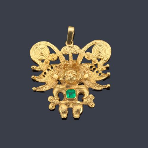  Colgante estilo Precolombino con deidad Azteca realizada en oro amarillo de 18K y esmeralda central.