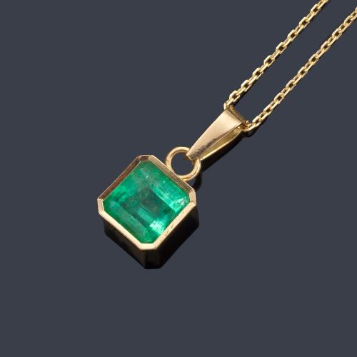  Colgante con esmeralda de aprox. 1,00 ct en montura y cadena de oro amarillo de 18K.