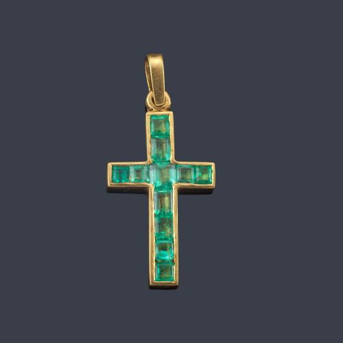  Cruz con esmeraldas calibradas en montura de oro amarillo de 18K.