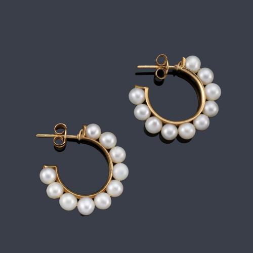  Pendientes tipo criolla con banda de perlitas en montura de oro amarillo de 18K.