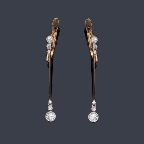  Pendientes largos con diamantes talla sencilla engastados en chatón ruleteado. Años '30.