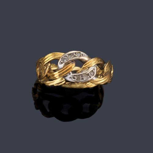  Anillo con diseño de greca en montura de oro amarillo de 18K.
