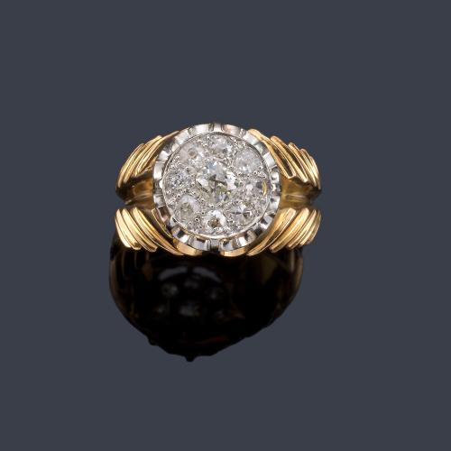 Lote 2383
Anillo con centro de pavé de diamantes talla antigua de aprox. 0,60 ct en total.