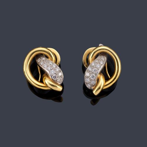 Lote 2385
PUIG DORIA
Pendientes cortos con diseño ondulado y banda de brillantes en montura de oro blanco y amarillo de 18K.