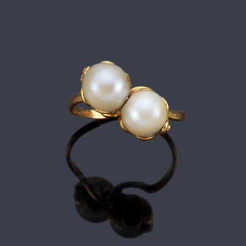  Anillo con pareja de perlas en montura de oro amarillo de 18K.