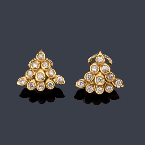  Pendientes cortos en forma de triángulo con brillantes de aprox. 1,10 ct en total.