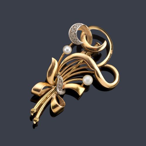  Broche en forma de ramillete con perlitas y diamantes talla rosa en montura de oro amarillo de 18K.
