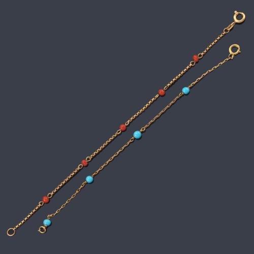  Dos pulseras realizadas en oro amarillo de 18K, una de ellas con cuentas de coral y otra con cuentas de turquesas.