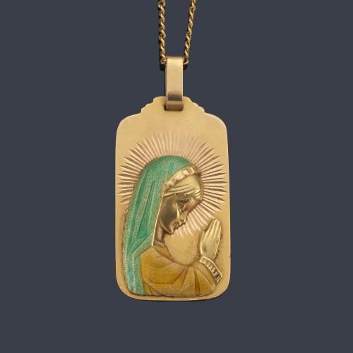  Medalla con La Imagen de La Virgen Niña con esmalte sobre montura de oro amarillo de 18K.