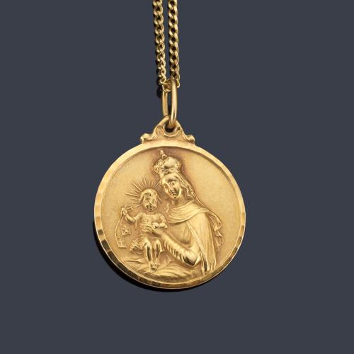  Medalla escapulario con La Imagen de La Virgen del Carmen y el Sagrado Corazón de Jesús, en montura de oro amarillo de 18K.
