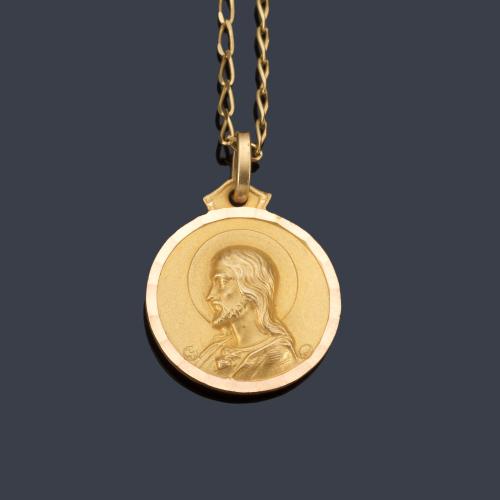  Medalla con la Imagen del Sagrado Corazón de Jesús en oro amarillo de 18K y cadena.