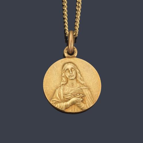  Medalla devocional con La Imagen de Santa Lucía de Siracusa en montura y cadena de oro amarillo de 18K.