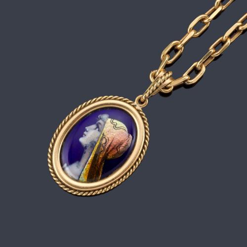  Colgante con imagen femenina en esmalte policromado en montura y cadena de oro amarillo de 18K.
