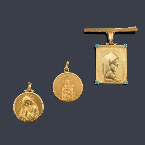  Lote con tres medallas devocionales con La Imagen de La Virgen, en montura de oro amarillo de 18K.