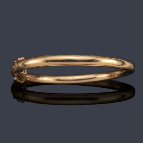  Pulsera rígida de caña realizada en montura de oro amarillo de 18K.