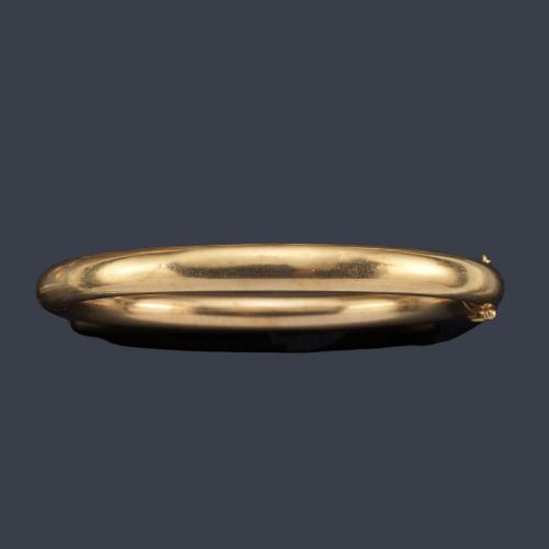  Pulsera de caña rígida realizada en oro amarillo de 18K.