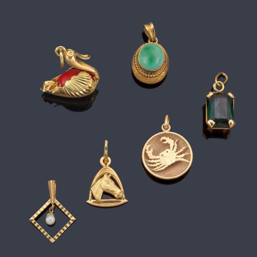  Lote de seis colgantes uno en forma de cisne, signo de horóscopo, una cabeza de caballo, un colgante con turquesa y espinela en montura de oro amarillo de 18K.