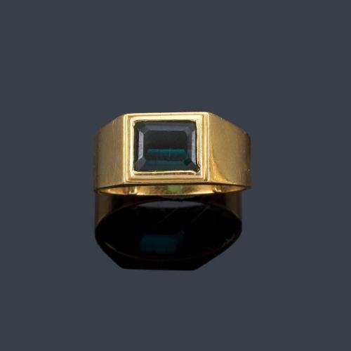  Anillo tipo sello con turmalina verdelita en montura de oro amarillo de 18K.