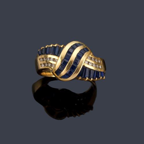  Anillo con bandas de zafiros calibrados y diamantes en montura de oro amarillo de 18K.