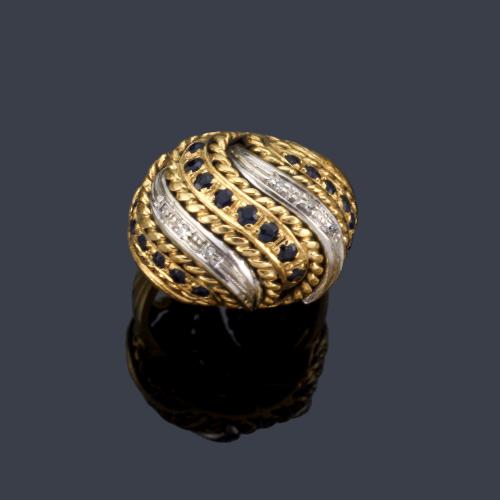  Anillo bombé con banda de zafiros y diamantes en oro blanco y amarillo de 18K.