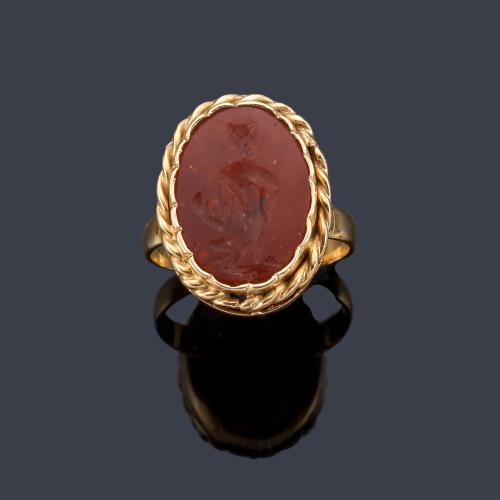  Anillo con intanglio realizado en carneola en montura de oro amarillo de 18K.