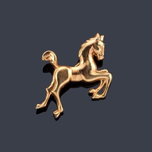  Broche con motivo de caballito realizado en oro amarillo de 18K.