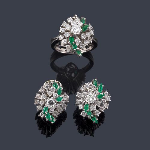  Pendientes y anillo con brillantes de aprox. 3,35 ct en total con esmeraldas, en montura de oro blanco de 18K.