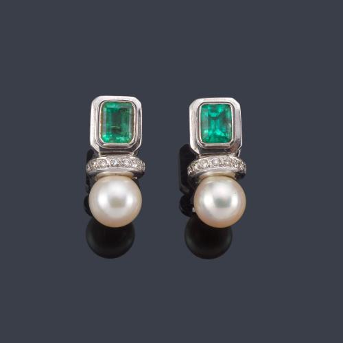 Pendientes 'Tu y Yo' con dos esmeraldas de aprox. 0,75 ct cada una y remate de perla.