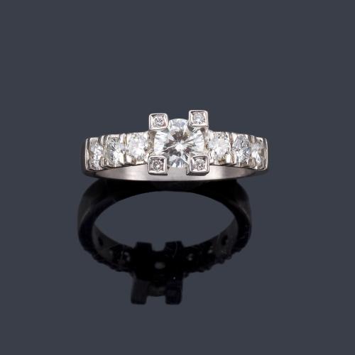 Anillo con brillante central de aprox. 0,70 ct con banda de diamantes en ambos lados.