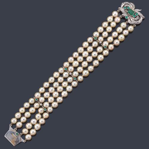  Pulsera con cuatro hilos de perlas con cierre en oro blanco de 18K con esmeraldas y diamantes.