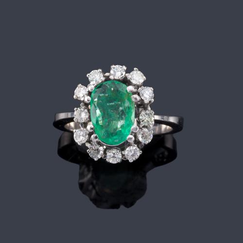  Anillo con esmeralda talla oval de aprox. 2,20 ct con orla de brillantes, en montura de oro blanco de 18K.