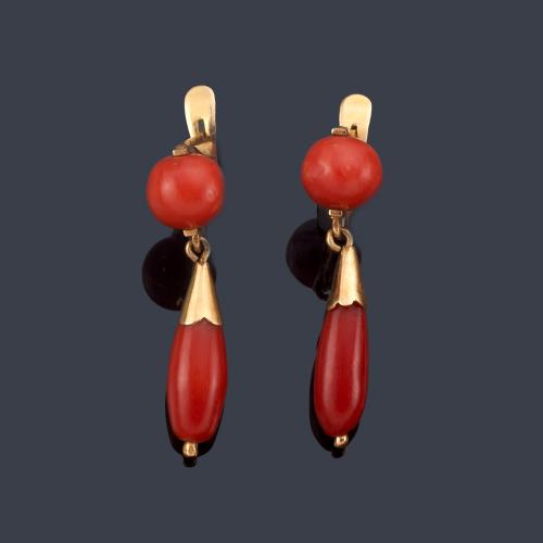  Pendientes largos con cuentas de coral rojo en montura de oro amarillo de 18K.
