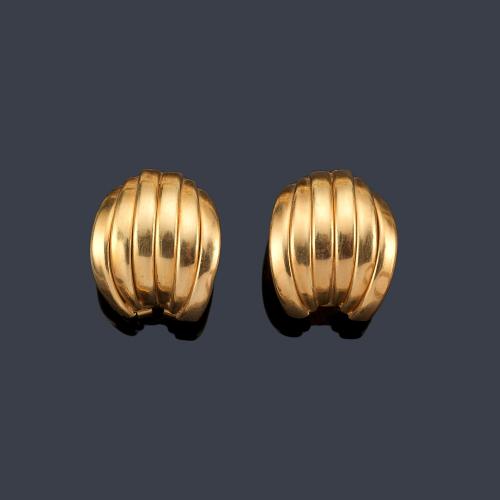  Pendientes tipo criolla con diseño gallonado en montura de oro amarillo de 18K.