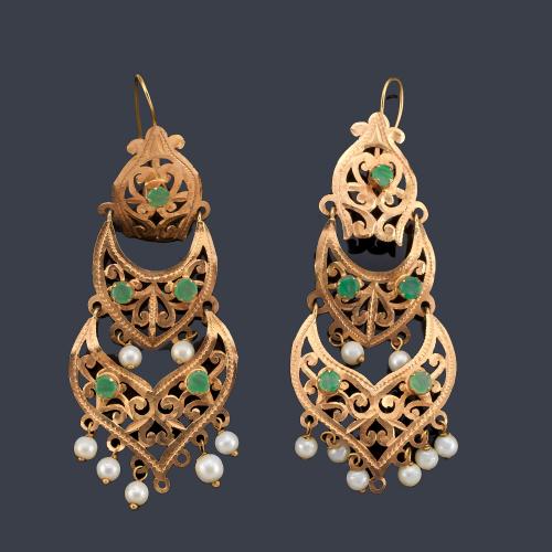  Pendientes largos con diseño calado y enriquecido con perlitas y gema de color en montura de oro rosa de 18K.
