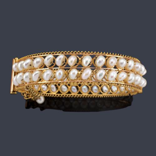  Pulsera rígida con doble banda de perlitas en oro amarillo de 14K.