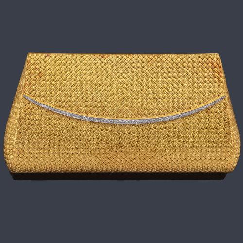 Lote 2473
MELLERIO HermanosPrecioso bolso de mano rígido en oro amarillo de 18 K con cierre de brillantes.
