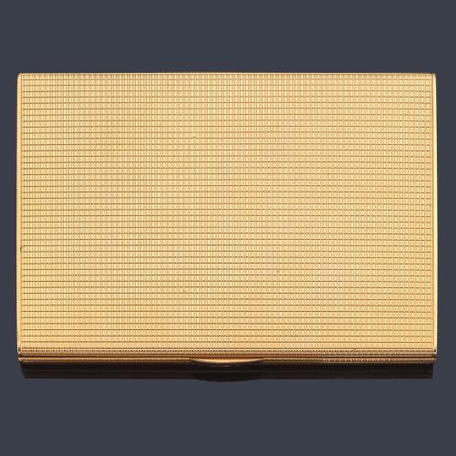  Pitillera rectangular en oro amarillo de 18K con decoración guilloché y cierre de zafiros calibrados.