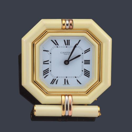  CARTIER, reloj despertador dorado y esmalte color marfil.
En funcionamiento.