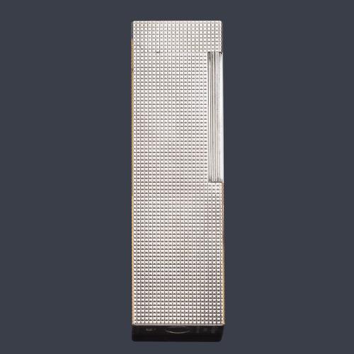  ST. DUPONT, mechero de mesa plateado con decoración guilloché.
En funcionamiento.