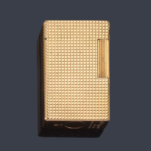  St. DUPONT, mechero con decoración punta de diamante chapado en oro. 
En funcionamiento.