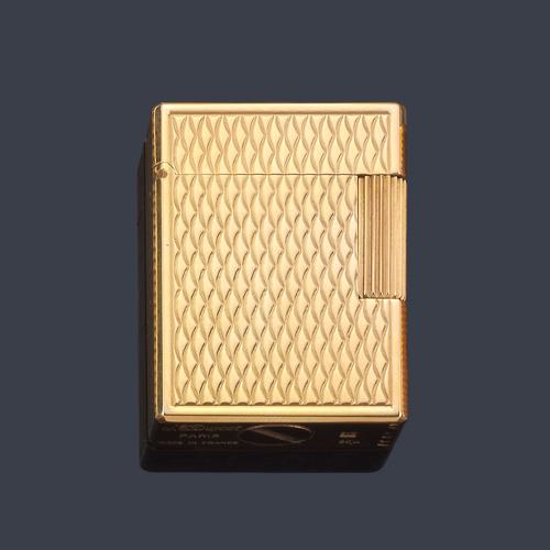  St. DUPONT, mechero con decoración skyline chapado en oro. 
En funcionamiento. Con estuche.