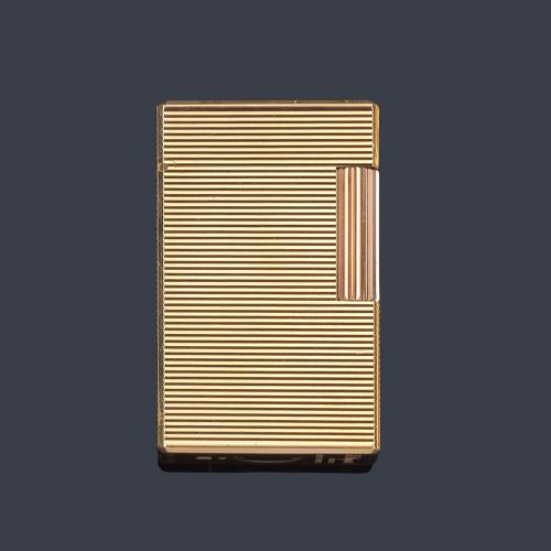  St. DUPONT, mechero con decoración rayada chapado en oro. 
Con estuche .
