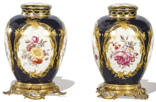 Lote 1053
Pareja de tibores en porcelana esmaltada en negro con decoración de flores en cartelas con borde dorado de KPM. Montura de bronce.
Con marca en la base en azul cobalto y rojo 1832-1957