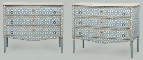 Lote 1064
Pareja de cómodas en madera de pino pintadas con dibujos geométricos en azul y blanco.
S. XX