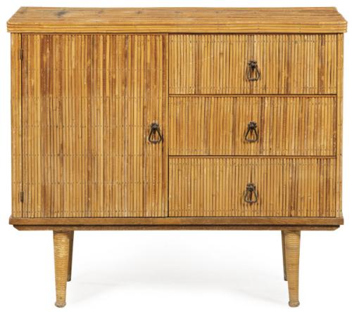  Aparador en madera de bambú, con una puerta abatible y tres cajones, con tiradores de hierro.
Francia, años 70