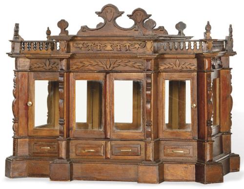  Pequeña vitrina modelo de ebanista en caoba, España primer tercio S. XX.