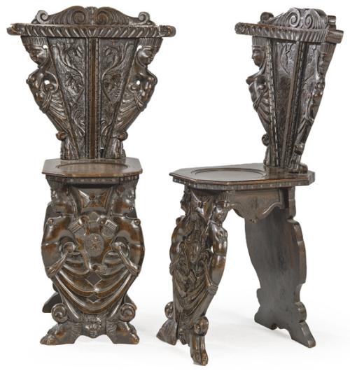  Pareja de sillas Sgabello o de hall, en madera de nogal profusamente tallado, siguiendo modelos renacentistas. 
Italia, S. XIX