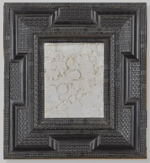  Marco de espejo rectangular barroco en madera de pino con molduras con motivos de cesta y ondas ebonizadas.
Flandes, finales S. XVII