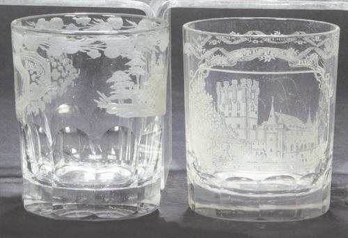  Dos vasos de cristal de La Granja grabado a la rueda S. XIX.
Uno con el Alcazar de Segovia y ambos con iniciales.